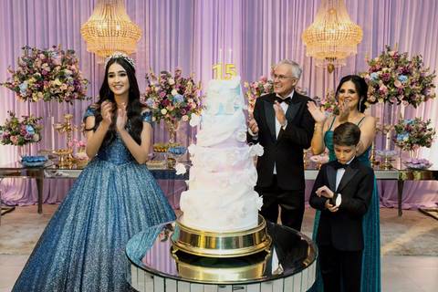 Hora do parabéns com a sua família e amigos da debutante Leticia no Spazio Golf'