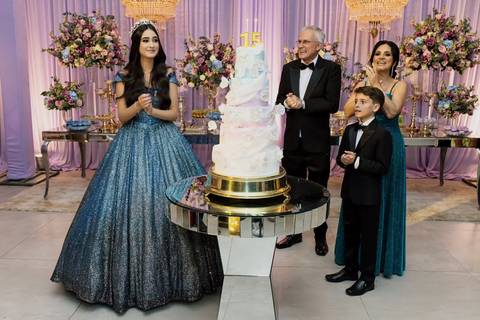 Hora do parabéns com a sua família e amigos da debutante Leticia no Spazio Golf'