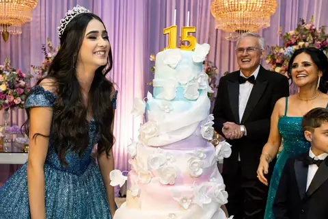 Hora do parabéns com a sua família e amigos da debutante Leticia no Spazio Golf'