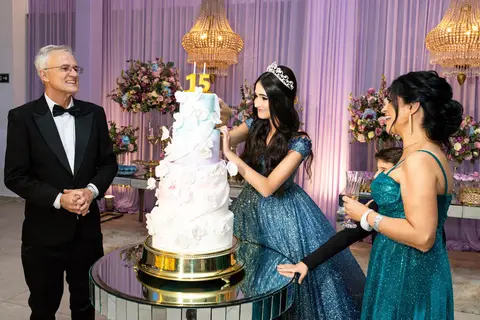 Momento do corte do bolo da debutante Leticia no Spazio Golf '