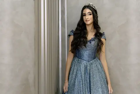 Leticia posando em seu deslumbrante vestido de 15 anos no jardim do Spazio Golf'