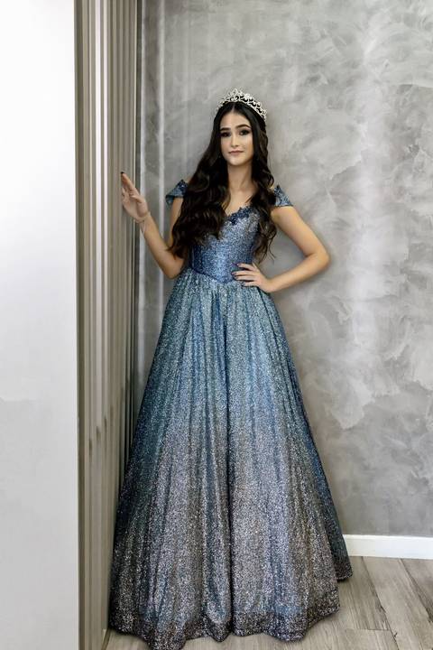 Leticia posando em seu deslumbrante vestido de 15 anos no jardim do Spazio Golf'