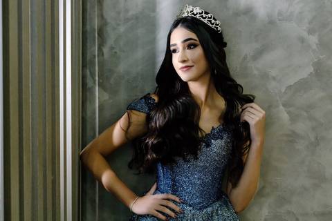 Leticia posando em seu deslumbrante vestido de 15 anos no jardim do Spazio Golf'