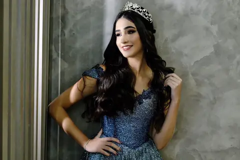 Leticia posando em seu deslumbrante vestido de 15 anos no jardim do Spazio Golf'