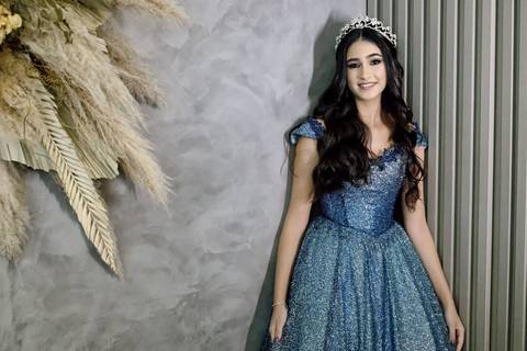 Leticia posando em seu deslumbrante vestido de 15 anos no jardim do Spazio Golf'