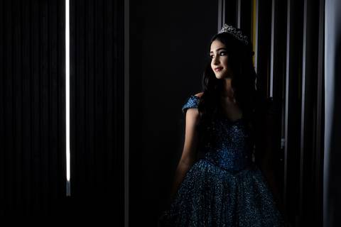 Leticia posando em seu deslumbrante vestido de 15 anos no jardim do Spazio Golf'