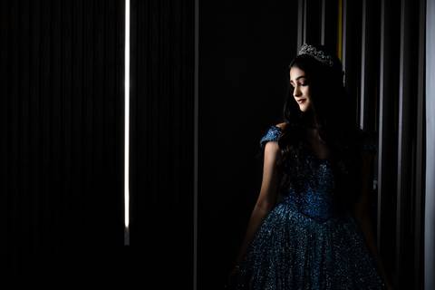 Leticia posando em seu deslumbrante vestido de 15 anos no jardim do Spazio Golf'