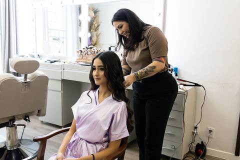 A delicada preparação do cabelo de Leticia, destacando os cachos perfeitos para sua festa de 15 anos '