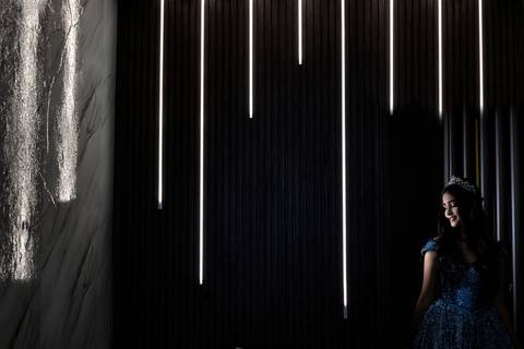 Leticia posando em seu deslumbrante vestido de 15 anos no jardim do Spazio Golf'