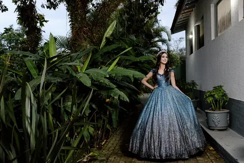 Leticia radiante em seu vestido de 15 anos no Spazio Golf, São José dos Campos.'