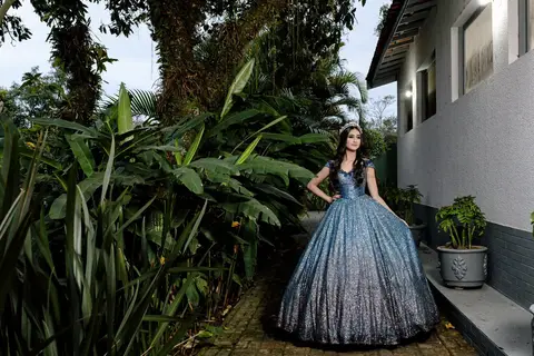 Leticia radiante em seu vestido de 15 anos no Spazio Golf, São José dos Campos.'