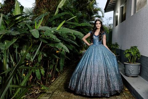 Leticia radiante em seu vestido de 15 anos no Spazio Golf, São José dos Campos.'