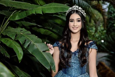 Leticia radiante em seu vestido de 15 anos no Spazio Golf, São José dos Campos.'