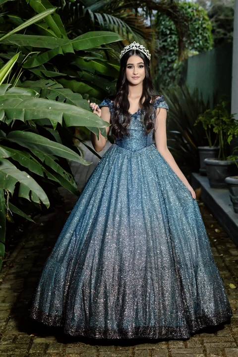 Leticia radiante em seu vestido de 15 anos no Spazio Golf, São José dos Campos.'