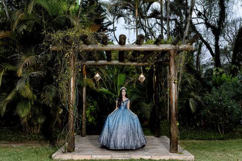 Leticia posando em seu deslumbrante vestido de 15 anos no jardim do Spazio Golf'