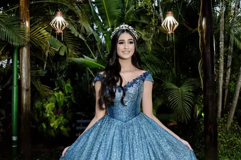 Leticia posando em seu deslumbrante vestido de 15 anos no jardim do Spazio Golf'