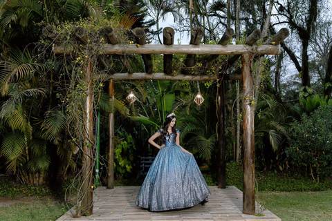Leticia posando em seu deslumbrante vestido de 15 anos no jardim do Spazio Golf'