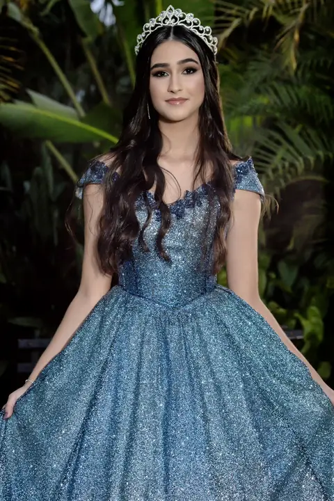 Leticia posando em seu deslumbrante vestido de 15 anos no jardim do Spazio Golf'