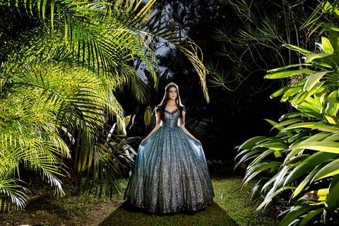 Leticia posando em seu deslumbrante vestido de 15 anos no jardim do Spazio Golf'