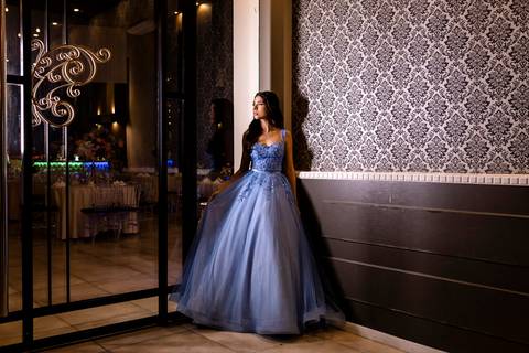 Ensaio fotográfico da debutante Luísa com o vestido de 15 anos azul, na Casa Bertolazzi - Vila Romana em São Paulo - SP, fotógrafo de 15 anos em São Paulo- SP'