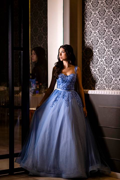 Ensaio fotográfico da debutante Luísa com o vestido de 15 anos azul, na Casa Bertolazzi - Vila Romana em São Paulo - SP, fotógrafo de 15 anos em São Paulo- SP'