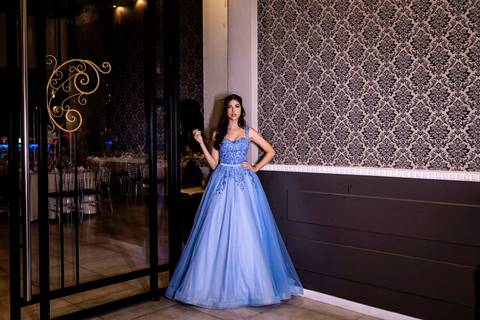 Ensaio fotográfico da debutante Luísa com o vestido de 15 anos azul, na Casa Bertolazzi - Vila Romana em São Paulo - SP, fotógrafo de 15 anos em São Paulo- SP'