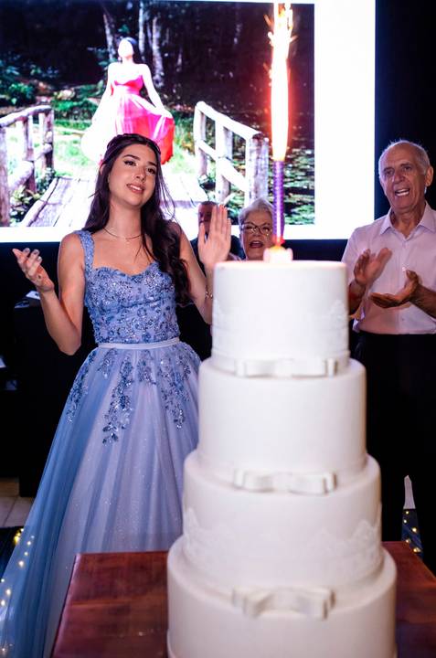 Hora do parabéns do aniversário de 15 anos da debutante Luisa, na Casa Bertolazzi- Vila Romana em São Paulo- SP'