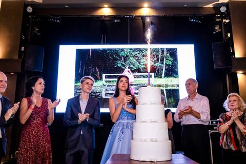 Hora do parabéns do aniversário de 15 anos da debutante Luisa, na Casa Bertolazzi- Vila Romana em São Paulo- SP'