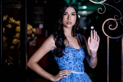 Ensaio fotográfico da debutante Luísa com o vestido de 15 anos azul, na Casa Bertolazzi - Vila Romana em São Paulo - SP, fotógrafo de 15 anos em São Paulo- SP'