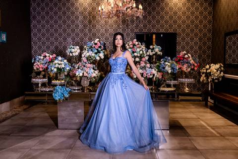 Ensaio fotográfico da debutante Luísa com o vestido de 15 anos azul, na Casa Bertolazzi - Vila Romana em São Paulo - SP, fotógrafo de 15 anos em São Paulo- SP'