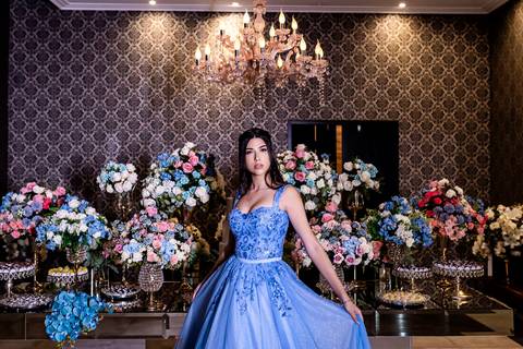 Ensaio fotográfico da debutante Luísa com o vestido de 15 anos azul, na Casa Bertolazzi - Vila Romana em São Paulo - SP, fotógrafo de 15 anos em São Paulo- SP'