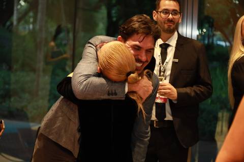 Fotografia de um momento espontâneo e emocionante no BRALLAW. Contrate um serviço de fotografia que vai além do óbvio, capturando as conexões humanas que fazem seu evento corporativo ser inesquecível.'