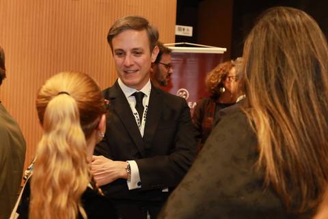 Advogados interagindo durante o BRALLAW 2023. Contrate um fotógrafo especializado em registrar o networking e as conversas importantes que acontecem no seu evento corporativo em São Paulo.'