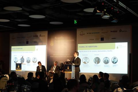 Cobertura fotográfica do painel de abertura no BRALLAW 2023. Contrate um fotógrafo de eventos que registra o conteúdo e a dinâmica do seu congresso, garantindo imagens profissionais do palco e da plateia.'