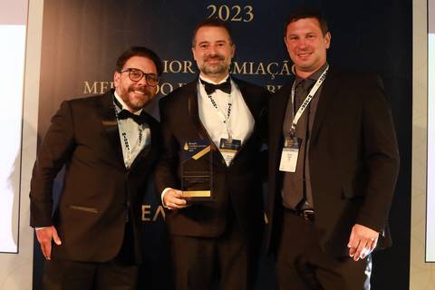 Registro profissional de vencedores com troféu no BRALLAW 2023. Contrate um fotógrafo de eventos corporativos que eterniza a conquista e o sucesso da sua equipe em premiações em São Paulo.'