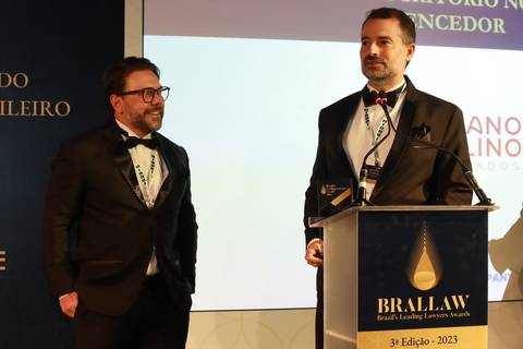 Vencedores discursando no palco do BRALLAW 2023. Contrate um fotógrafo de eventos corporativos que captura com profissionalismo os discursos e momentos de reconhecimento da sua premiação em São Paulo.'