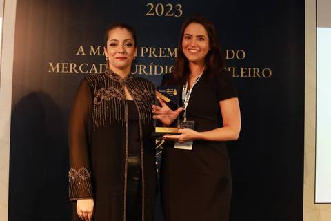 Registro profissional da entrega de prêmio no BRALLAW 2023. Contrate um fotógrafo de eventos corporativos que eterniza os momentos de reconhecimento e sucesso da sua premiação em São Paulo.'