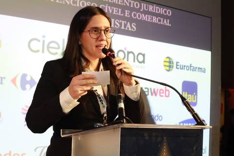 Registro profissional de vencedoras com troféu no BRALLAW 2023. Contrate um fotógrafo de eventos corporativos que eterniza a conquista e o sucesso da sua equipe em premiações em São Paulo.'