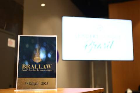 Registro profissional da identidade visual do BRALLAW 2023. Contrate um fotógrafo de eventos corporativos que valoriza cada detalhe da sua marca e da sua premiação em São Paulo.'