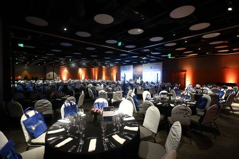 Salão de eventos do BRALLAW 2023 no SP Hall. Contrate um serviço de fotografia que captura a atmosfera completa do seu evento, desde a decoração impecável até a experiência dos convidados.'