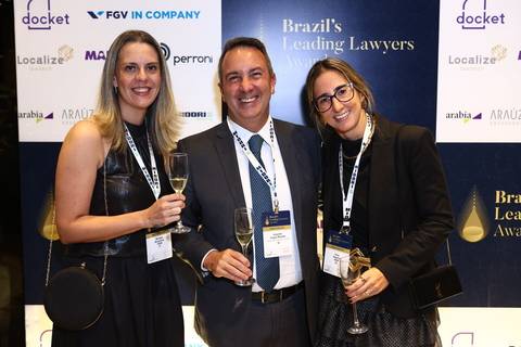 Convidados no backdrop de patrocinadores do BRALLAW 2023. Contrate um fotógrafo de eventos corporativos que registra o networking e valoriza a presença dos seus parceiros em São Paulo.'