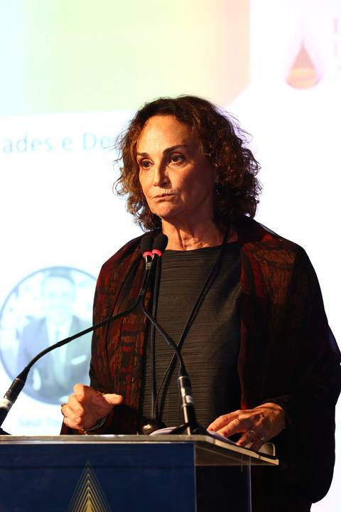 Palestrante durante apresentação no BRALLAW 2023. Contrate um fotógrafo de eventos que garante registros profissionais e impactantes dos seus oradores e momentos-chave no palco.'