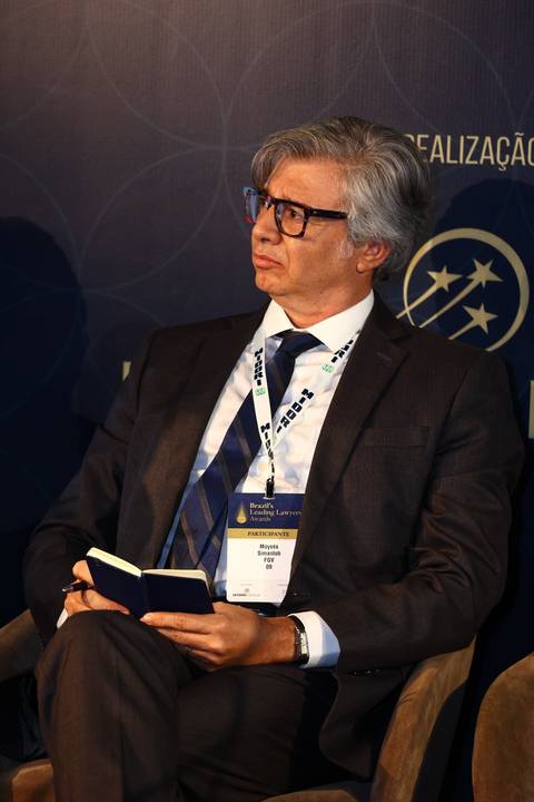 Participante concentrado durante palestra no BRALLAW 2023. Contrate um fotógrafo de eventos corporativos que registra o engajamento e a atenção do seu público em São Paulo.'