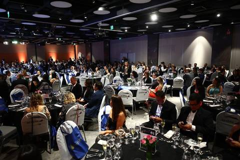 Visão ampla do salão de gala do BRALLAW 2023, com convidados nas mesas. Contrate um serviço de fotografia que captura a escala e a energia do seu evento corporativo, do geral aos detalhes.'