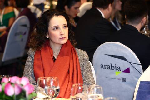 Participante atenta durante o jantar de gala do BRALLAW 2023. Contrate um fotógrafo de eventos que captura a atenção da sua plateia e a atmosfera do seu congresso ou premiação em São Paulo.'