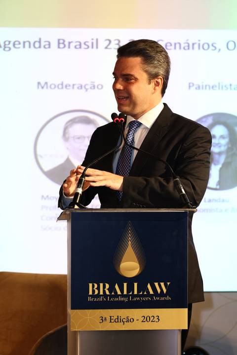 Fotografia de palestrante no púlpito do BRALLAW 2023. Contrate um fotógrafo de eventos corporativos que captura a autoridade e o impacto dos seus oradores em São Paulo.'