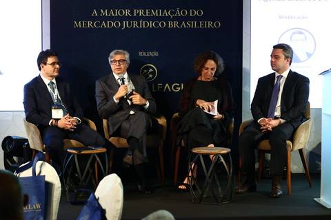 Cobertura fotográfica de painel no BRALLAW 2023. Contrate um fotógrafo de eventos corporativos que garante fotos dinâmicas do seu debate, capturando a interação entre os palestrantes e a energia do palco.'