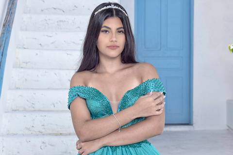 Fotógrafo de ensaio de debutante em São Paulo-SP: Close-up da Letícia com vestido de 15 anos no Cena Village.'