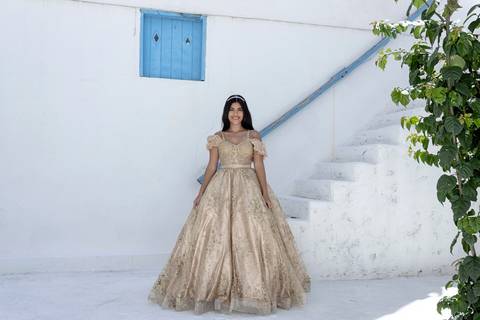 Fotografia de debutante profissional: Letícia sorrindo com vestido de 15 anos no Cena Village.'