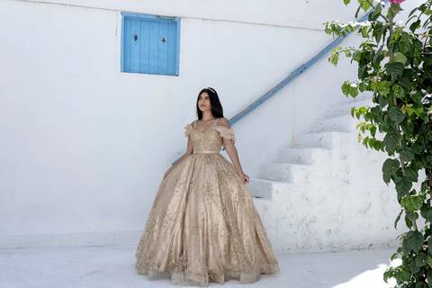 Book de 15 anos São Paulo: Letícia em pose clássica com vestido de debutante no Cena Village.'